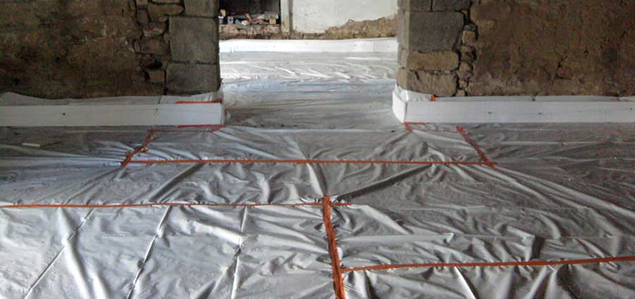 Film polyane sous dalle en interieur de maison