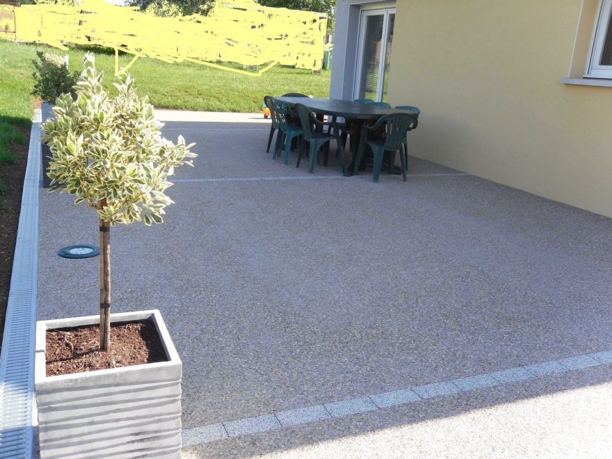 Terrasse en béton désactivé