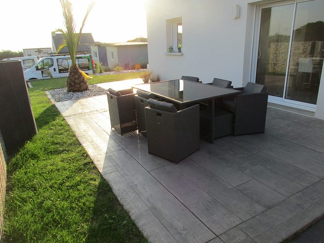 Terrasse béton imitation bois
