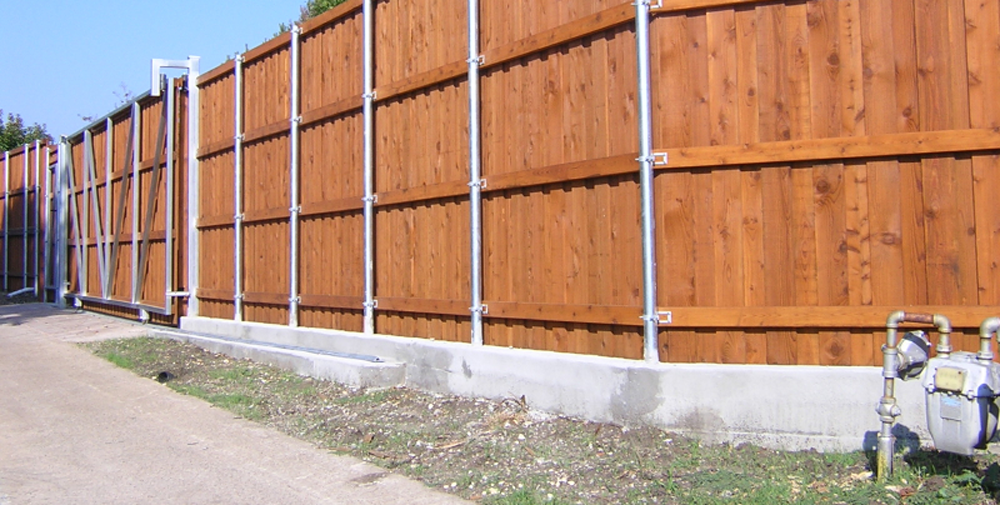 Qu’est-ce que la fondation en béton d’un mur de clôture.