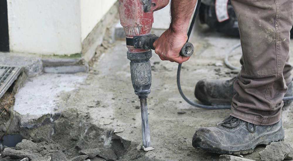 casser une dalle en béton a la main