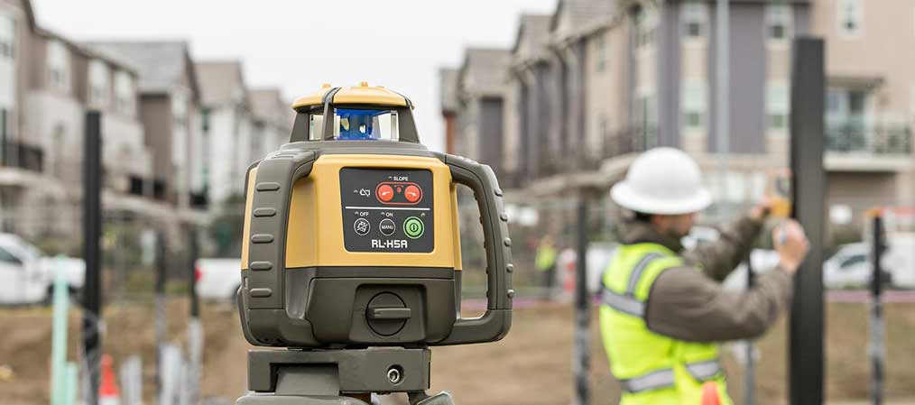 Comment utiliser le niveau laser rotatif automatique sur un chantier?