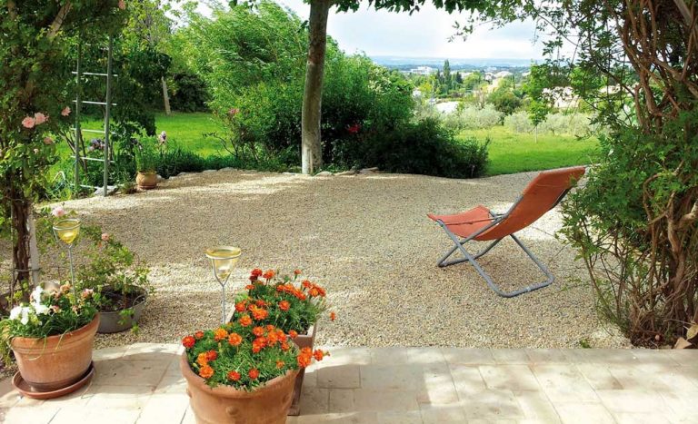 Terrasse en gravier: Avantages, Prix, Pose - PaveBéton