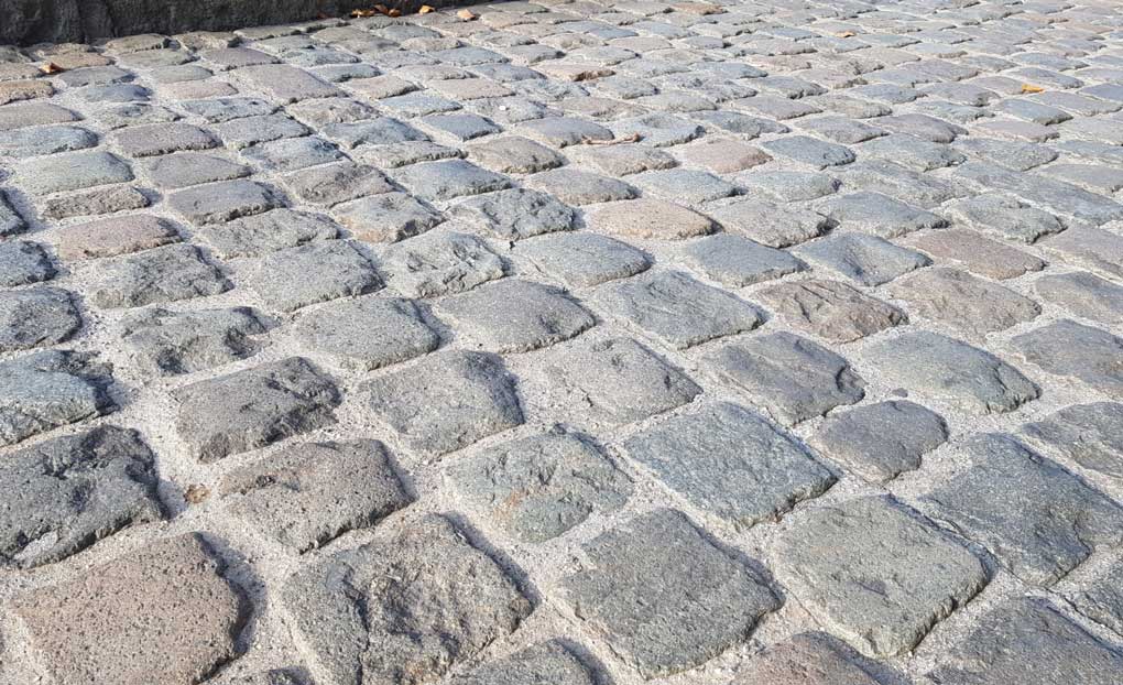 Une terrasse béton et en pavés de récupération