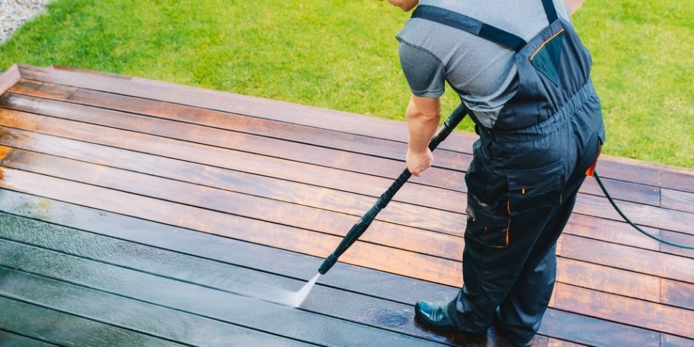 Comment nettoyer une terrasse en bois?