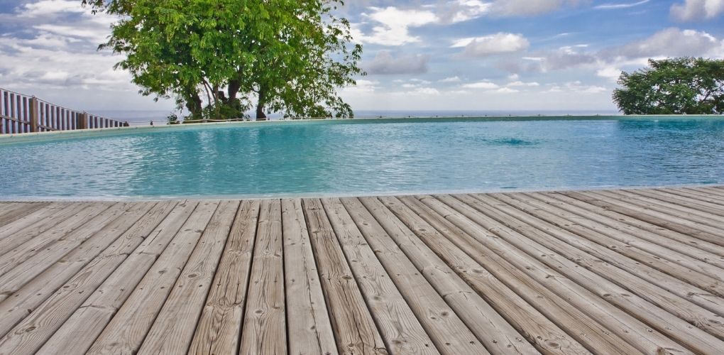 terrasse bois pour la piscine