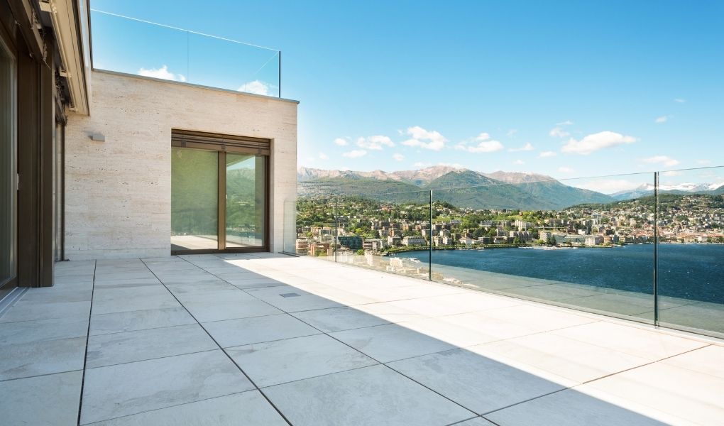 Terrasse suspendue en béton pour maison