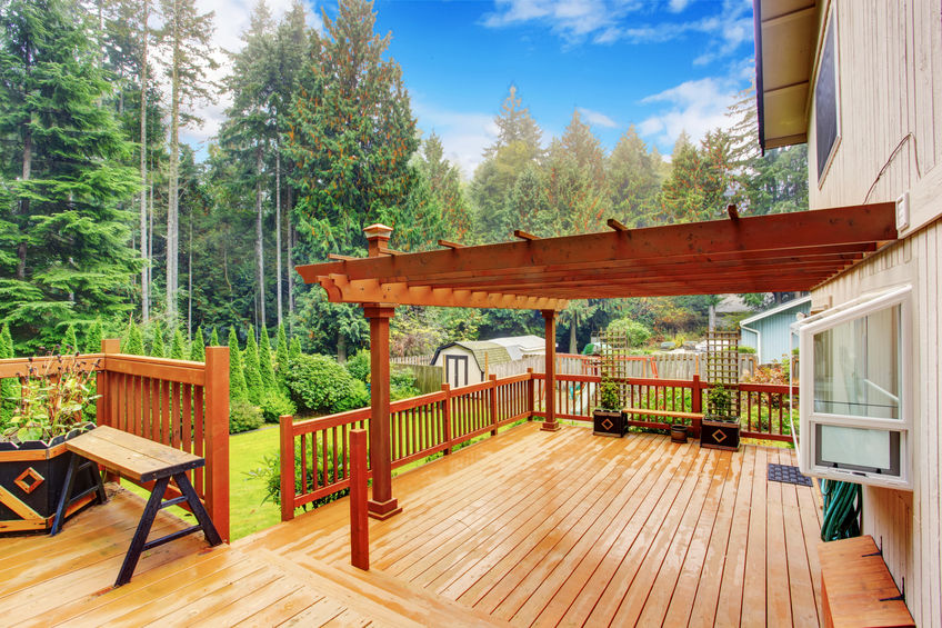Comment construire une terrasse en bois dans votre jardin?