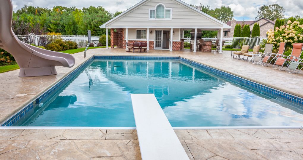 Étapes pour réaliser une plage de piscine en béton imprimé