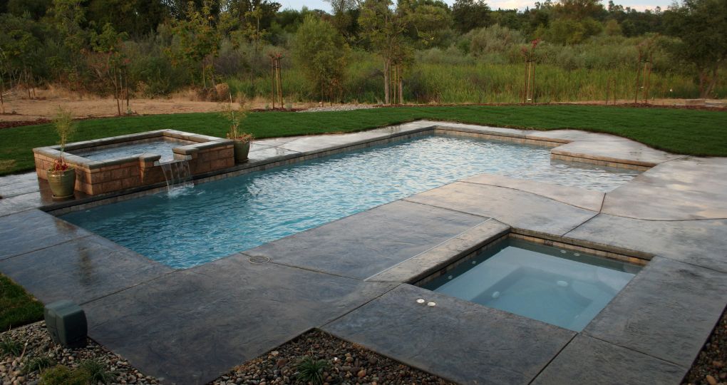 Plage de piscine en béton imprimé